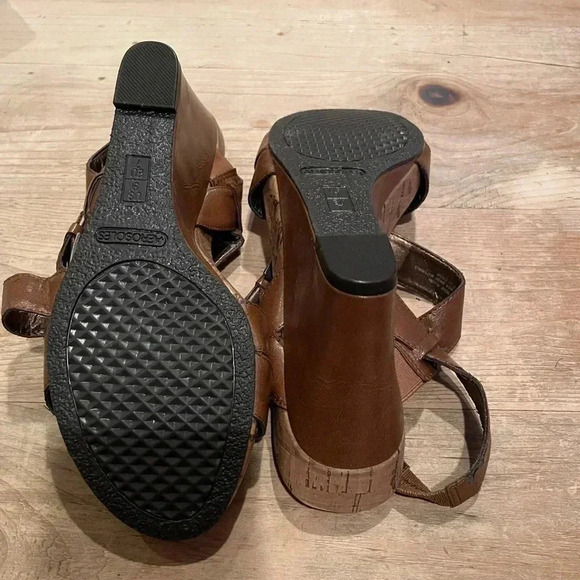Vintage Aerosoles Size 9 Strappy Sandal side buckle leather suede - Picture 5 of 9